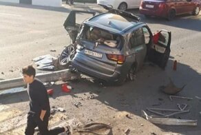 Авария дня. В Казани BMW на огромной скорости снес ограждения