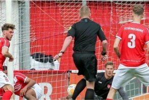 Футбольный арбитр случайно забил гол, а затем засчитал его