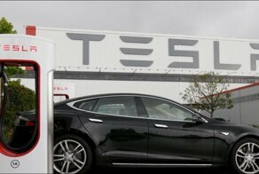 Пожарным из Бельгии пришлось утопить загоревшийся электромобиль Tesla Model S