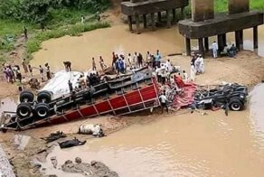 В Нигерии грузовик, привозивший людей и скот, упал с моста