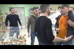 "Хрюши против" во время рейдов в "Пятерочке" нашла просрочку и лиц "неопределенной" национальности