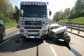 Авария дня. ДТП с участием двух грузовых и легкового автомобиля в Ленобласти