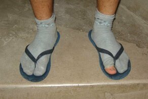 Новый тренд этого лета - носки под сандалии. Теперь можно!