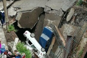 В Сети появилось видео рухнувшего вместе с машинами моста в Дагестане