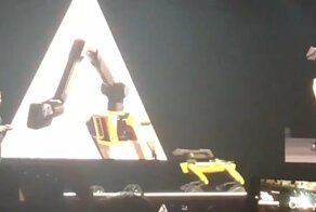 Роботу Boston Dynamics стало плохо на выставке робототехники