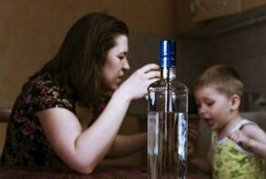 Мать заперла детей в квартире и уехала в другой город пить водку