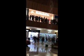 Мексиканские музыканты сыграли мелодию из "Титаника" во время потопа в торговом центре