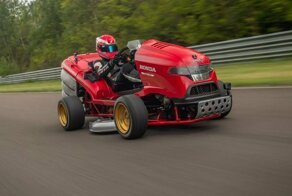Блондинка за рулем газонокосилки Honda установила новый мировой рекорд скорости