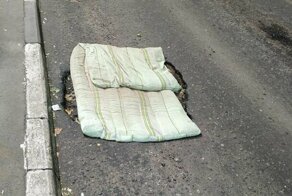 В Подмосковье заделали дыру на дороге матрасом