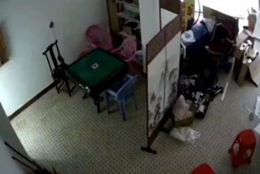 Взрыв аккумулятора электросамоката чуть не уничтожил квартиру в Китае
