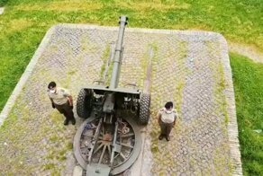 Неловко вышло: девушка-солдат не смогла вовремя выстрелить из пушки