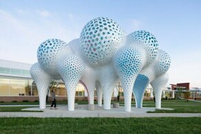 "Столпы мечтаний": скульптура-облако, составленная из 3000 деталей