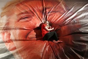 Посетители галереи получили шанс прыгнуть Трампу на лицо