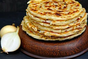 Луковые слоеные лепешки