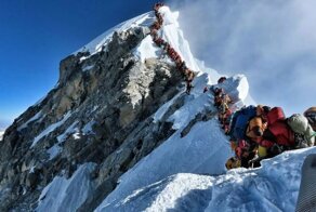 Мертвый сезон: Десятки альпинистов погибают в попытке покорить Эверест. Всему виной жажда наживы