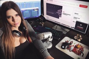 Самая сексуальная звезда карточных игр погибла при загадочных обстоятельствах