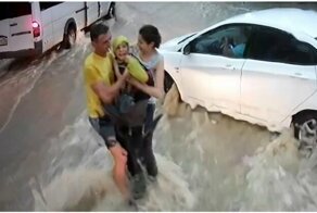 Момент спасения унесенного потоком воды мальчика в Севастополе попал на видео