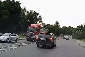 В Ленинградской области пьяный водитель врезался в грузовик