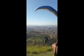 Бездомная собака совершила незапланированный полет, вцепившись в рюкзак парапланериста