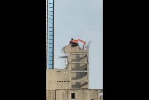 Крайне необычный метод сноса здания в Индонезии
