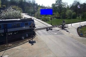 В Чехии очевидец оттащил упавшего пенсионера с путей за несколько секунд до приезда поезда