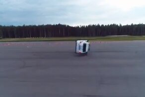 Полицейский разворот на Lada Vesta закончился боковым сальто: видео