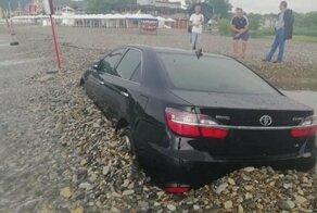 В Архипо-Осиповке отдыхающие едва не утопили машину в море