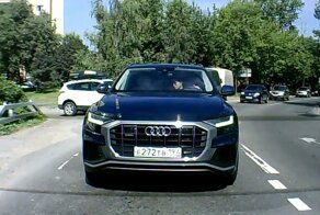 Тётя отвлеклась от дороги и устроила небольшое ДТП