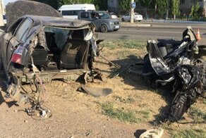 Авария дня. В Астрахани водитель уходил от погони и влетел в столб