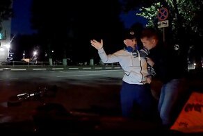 Велосипедист оказался на капоте, пытаясь проехать на красный свет