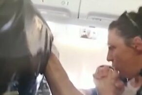 Стюардессу впечатало в потолок: кадры из салона Boeing, попавшего в зону турбулентности