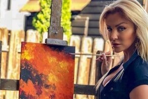 Красотка показала свои картины, но прокололась на деталях