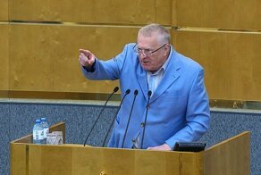 С криком "Позор!" и со скандалом Жириновский ушёл с заседания Госдумы