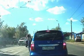 В Омске автомобиль проехал по ноге девочки-пешехода