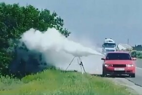 Борьба с треногами на дорогах при помощи огнетушителя