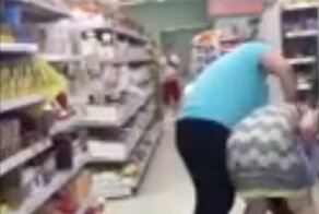 "Это что такое?": сотрудница "Пятерочки" оттаскала по полу покупательницу из-за конфет