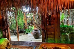 Любящий муж создал для жены райский остров на заднем дворе