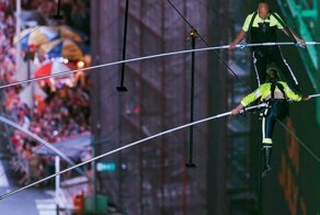 Канатоходец с сестрой прошёл между небоскребами на Таймс-сквер