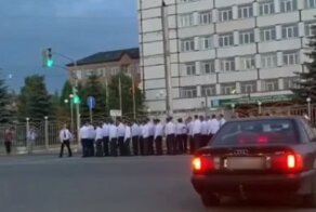 Выпускники военной академии промаршировали с песней в ресторан по проезжей части
