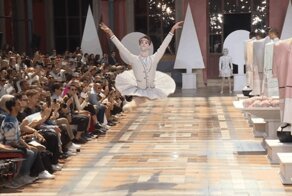 На Парижской неделе моды представлена мужская коллекция. Там есть юбки, платья, мячи и сумка-такса