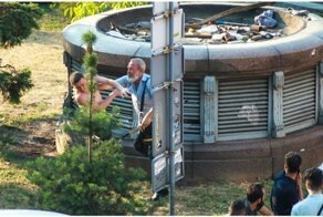 Пожилой мужчина тростью проучил справлявшего малую нужду пьяного парня