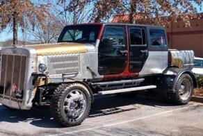 Чудовищный грузовик, собранный из частей Jeep и Mitsubishi