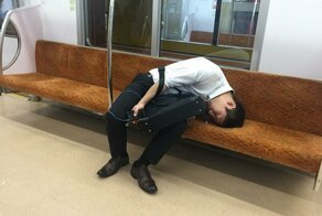 20 людей, которых сон сразил в самых странных и неожиданных местах