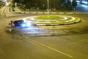 Герои ночи: неравнодушные автомобилисты пометили яму на дороге