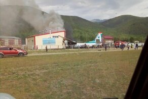 В Бурятии пассажирский самолёт приземлился за пределами ВПП, врезался в ангар и загорелся