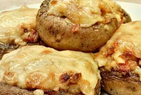 Запеченные фаршированные шампиньоны под шапкой из сыра