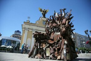 В Киеве на Майдане Независимости появился Железный трон из обломков военной техники Донбасса