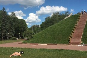 В парке 1100-летия Смоленска загорают дамочки в купальниках без верха
