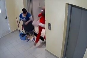 В Подмосковье сломавшийся лифт начал движение с открытыми дверями