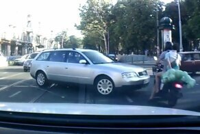 Мотокапуста: груженый мопед попал в ДТП